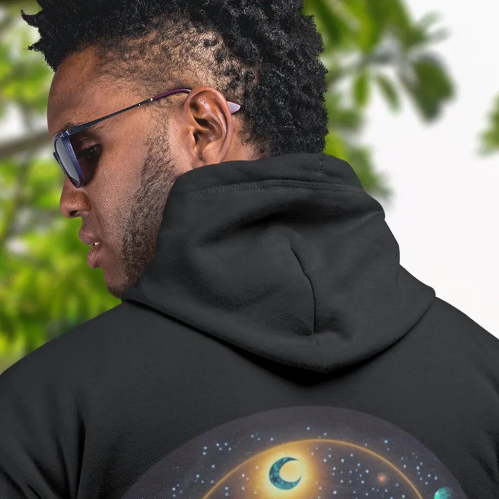 Detailaufnahme der Kapuze eines schwarzen Hoodies mit Adventure Galaxy Turtle Design – zeigt den bequemen und lässigen Kapuzen-Schnitt. schwarz_main_image_4