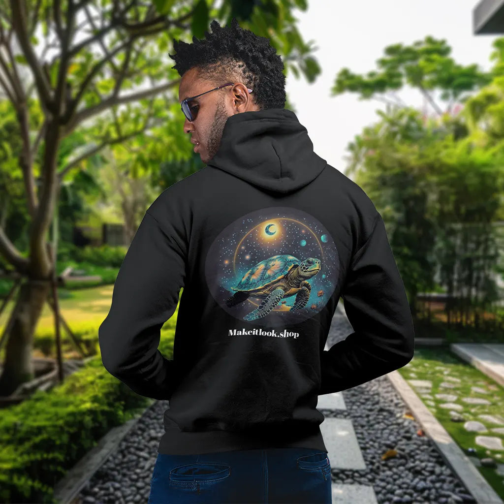 Schwarzer Herren-Hoodie mit galaktischem Schildkröten-Design – modern und vielseitig. schwarz_main_image_1