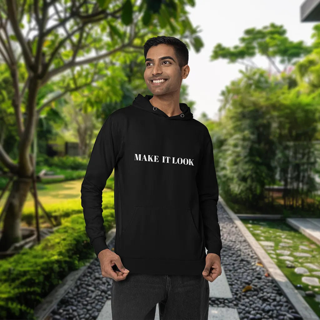 Schwarzer Hoodie mit ‚MAKE IT LOOK‘ Schriftzug, getragen von einem Mann im Freien – zeigt das angenehme Tragegefühl und die lockere Passform. schwarz_main_image_5