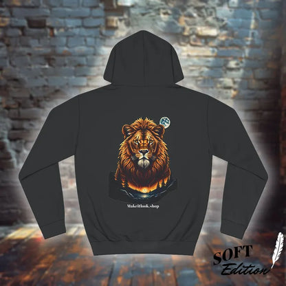 Lion Hills Unisex Hoodie – Majestätischer Löwe mit dramatischer Landschaft, S-5XL