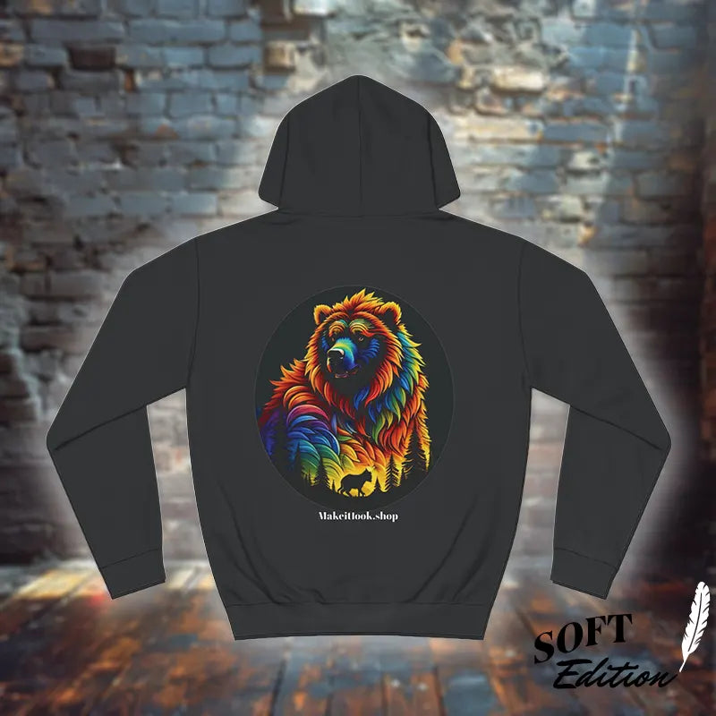 Rainbow Bear Hoodie – Unisex – Farbenfrohe Naturmagie vor dunklem Wald, S bis 5XL