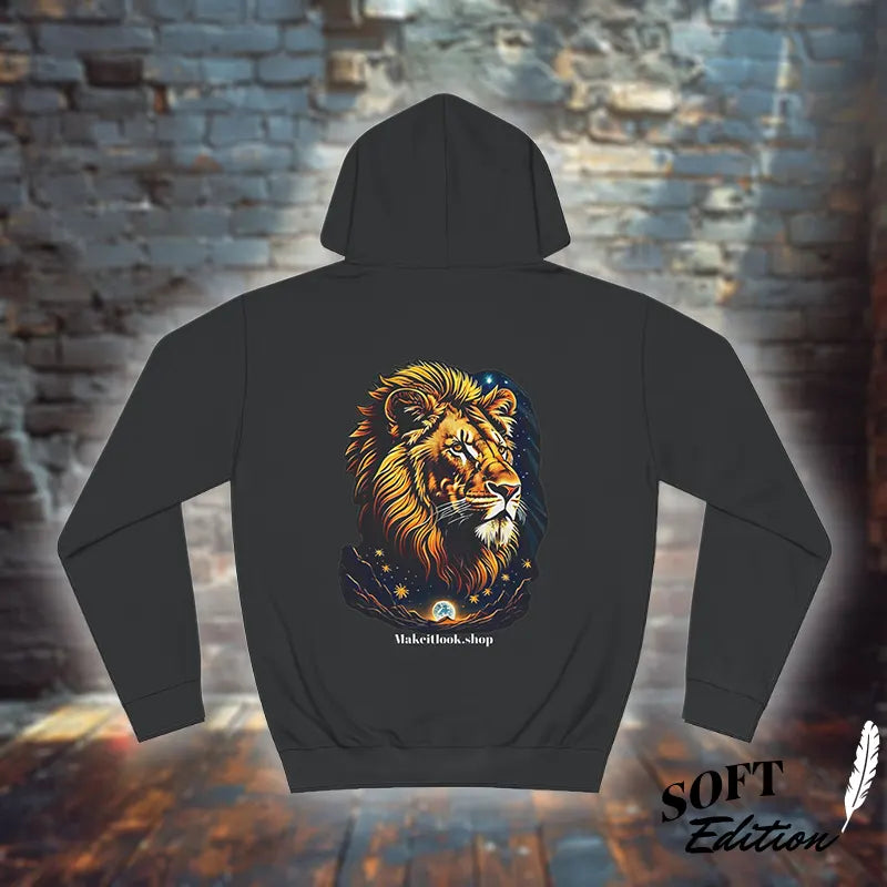 Hoodie „Starry Savannah Sovereign“: ein Löwenkopf mit goldener Mähne vor Sternenhimmel und Mond, Ansicht 7