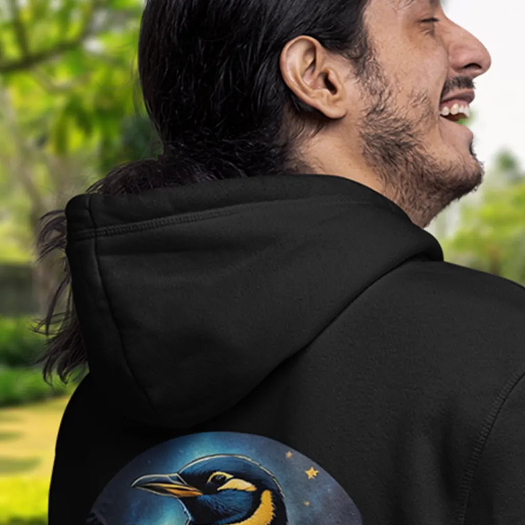 Hoodie „Astral Penguin“: ein blauer Pinguin auf einem Eisfelsen vor Sternenhimmel, Ansicht 6