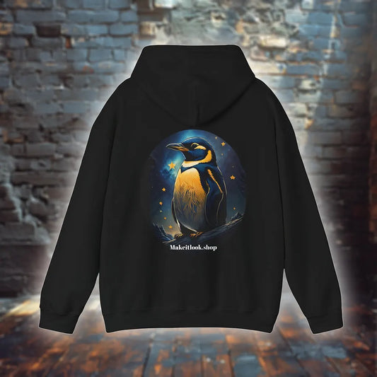 Hoodie „Astral Penguin“ mit Motiv: ein blauer Pinguin auf einem Eisfelsen vor Sternenhimmel, Farbe Schwarz