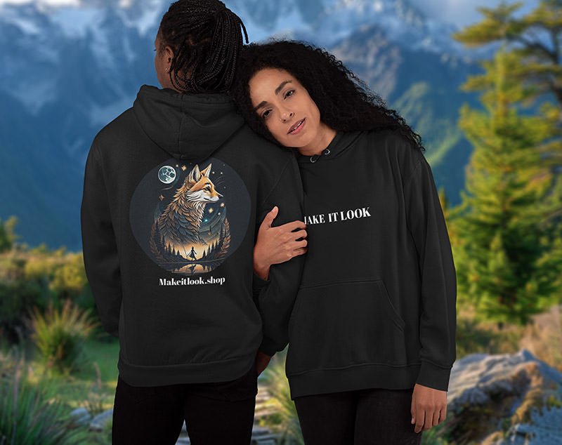 Zwei Personen im Fuchs Hoodie „Aurora Fox Grove“, eine zeigt die Rückseite mit Fuchs, eine die Vorderseite