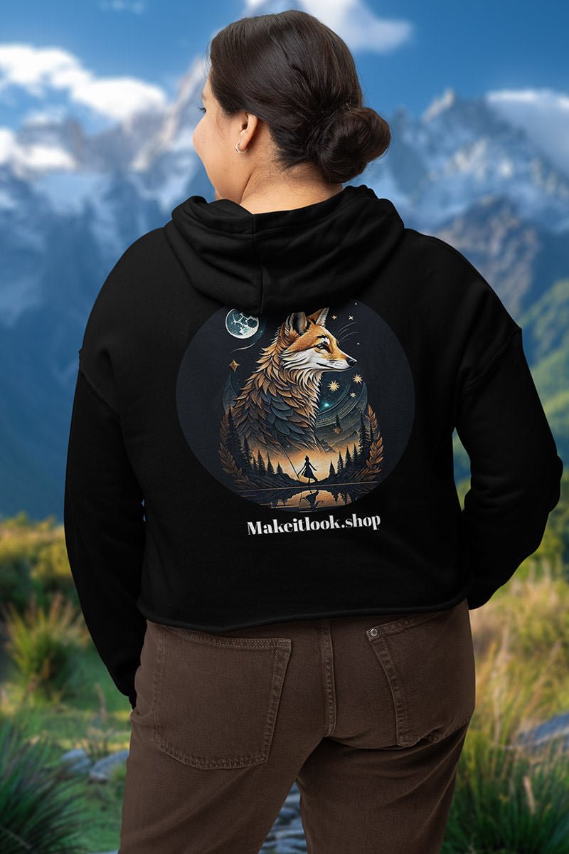 Frau trägt den Fuchs Hoodie „Aurora Fox Grove“, Rückenansicht mit Fuchs vor Vollmond und Tannen