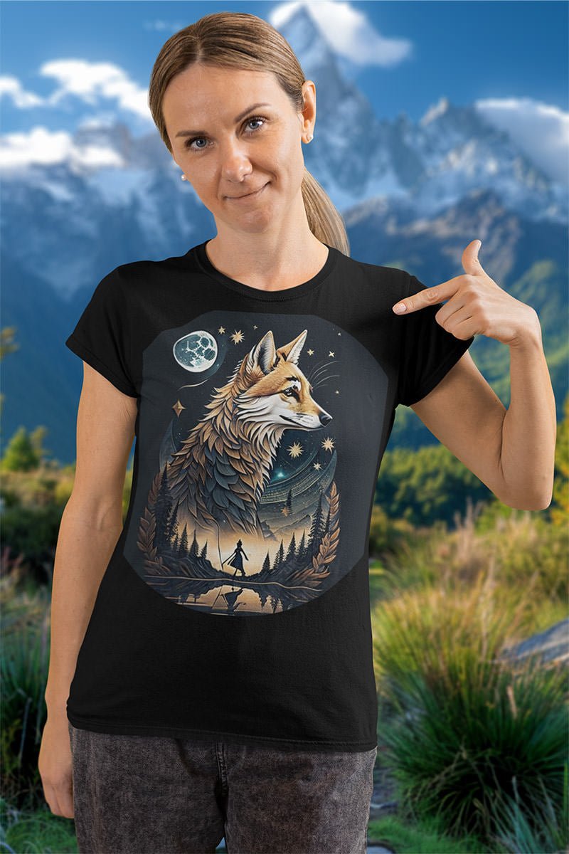 Frau zeigt auf das Fuchs T-Shirt „Aurora Fox Grove“ mit großem Fuchs und kleiner Gestalt am See