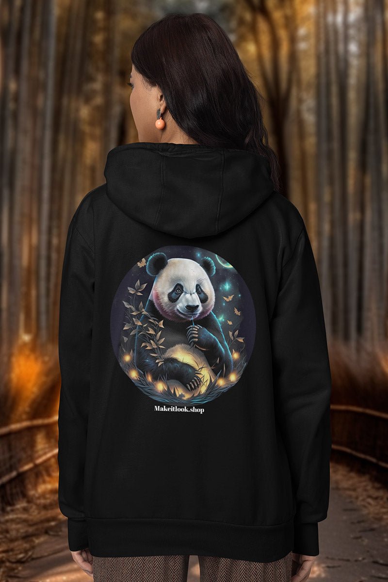 Schwarzer Unisex-Hoodie „Bambus Panda“ mit einem Panda mit Bambustrieb unter goldenem Mond, Bild 3