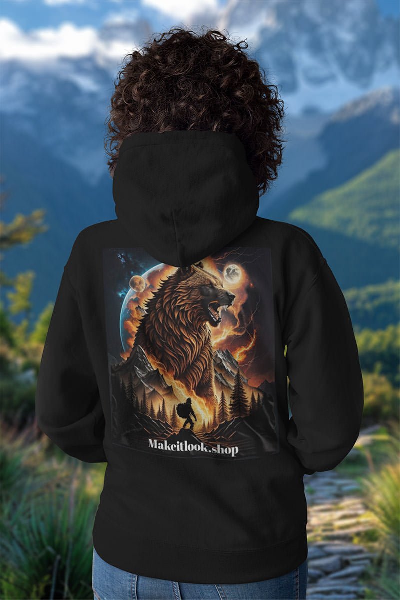 Schwarzer Unisex-Hoodie „Bear on Fire“ mit einem brennenden Bären vor Vulkan und Vollmond, Bild 2