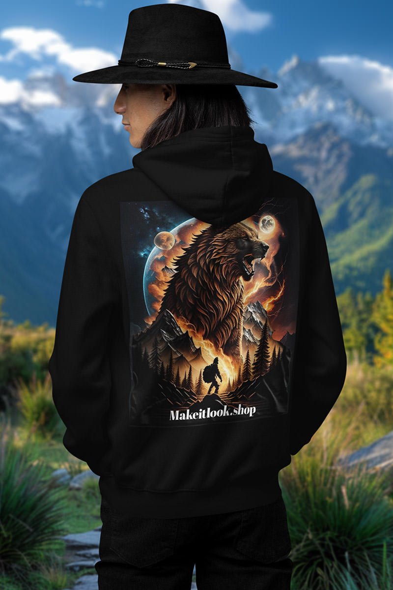 Schwarzer Unisex-Hoodie „Bear on Fire“ mit einem brennenden Bären vor Vulkan und Vollmond, Bild 3