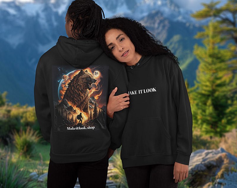 Schwarzer Unisex-Hoodie „Bear on Fire“ mit einem brennenden Bären vor Vulkan und Vollmond, Bild 4