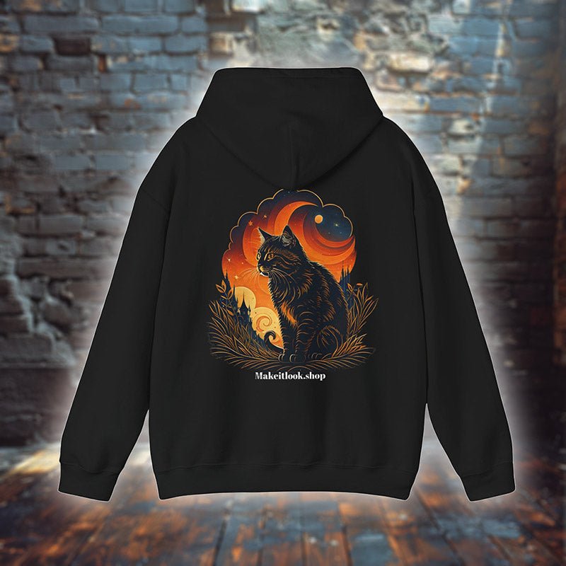 Hoodie „Cat Harvest Horizon“ mit Motiv: eine schwarze Katze mit orangefarbenen Streifen unter einem Herbstmond, Farbe Schwarz