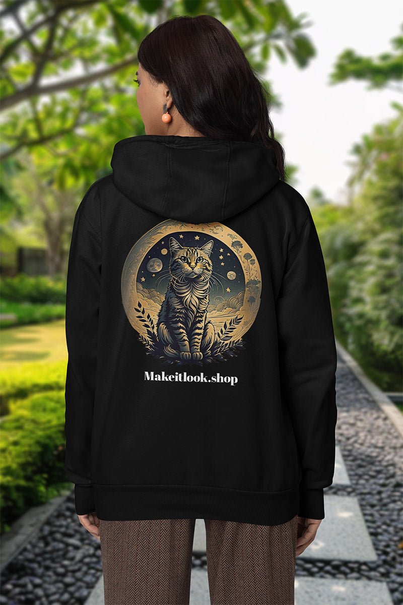 Hoodie „Cat of Golden Ring“: eine Katze mit goldenem Glanz vor Mond und Sternenhimmel, Ansicht 2