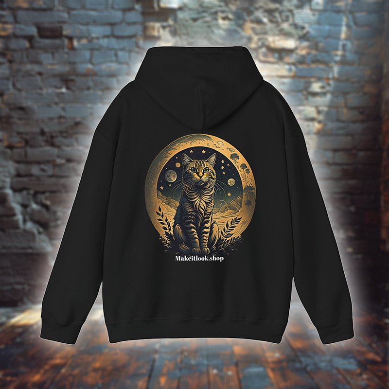 Hoodie „Cat of Golden Ring“ mit Motiv: eine Katze mit goldenem Glanz vor Mond und Sternenhimmel