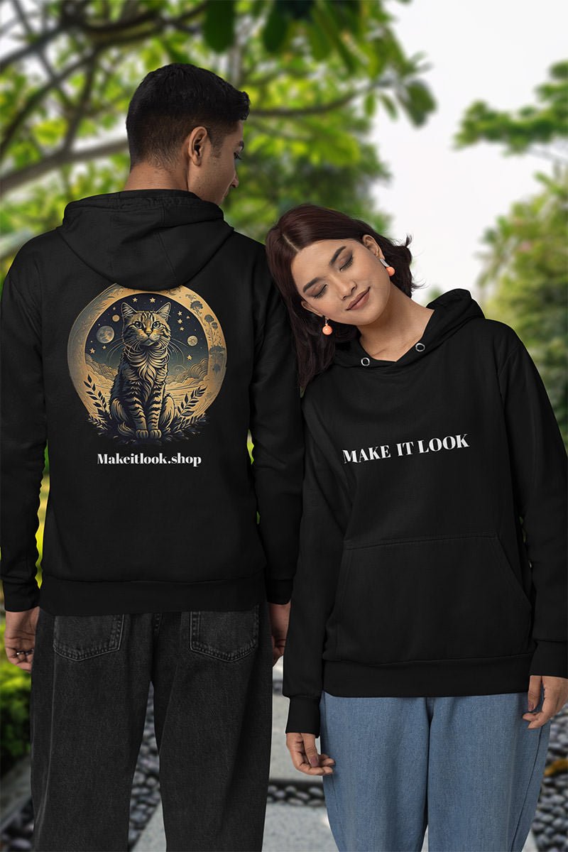 Hoodie „Cat of Golden Ring“: eine Katze mit goldenem Glanz vor Mond und Sternenhimmel, Ansicht 4