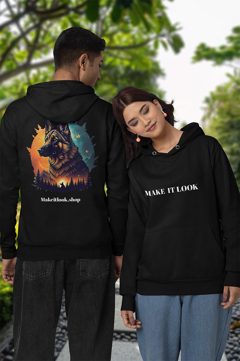 Paar im schwarzen Hoodie, links die Rückseite mit Schäferhund-Motiv, rechts die Vorderseite mit Schriftzug