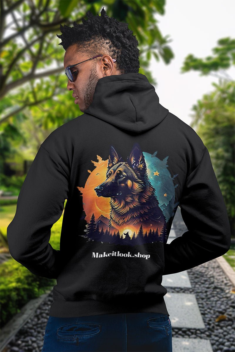 Mann trägt den schwarzen Hoodie, Rückenansicht mit großem Schäferhundkopf im Profil und Tannen am unteren Rand
