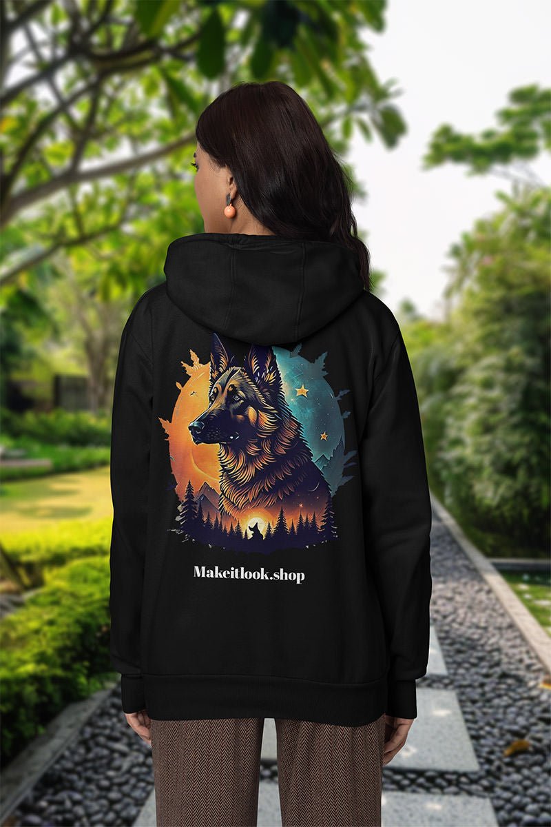 Frau von hinten im Unisex-Hoodie, Schäferhund-Druck mit blaugrünem Sternenhimmel und orangem Licht