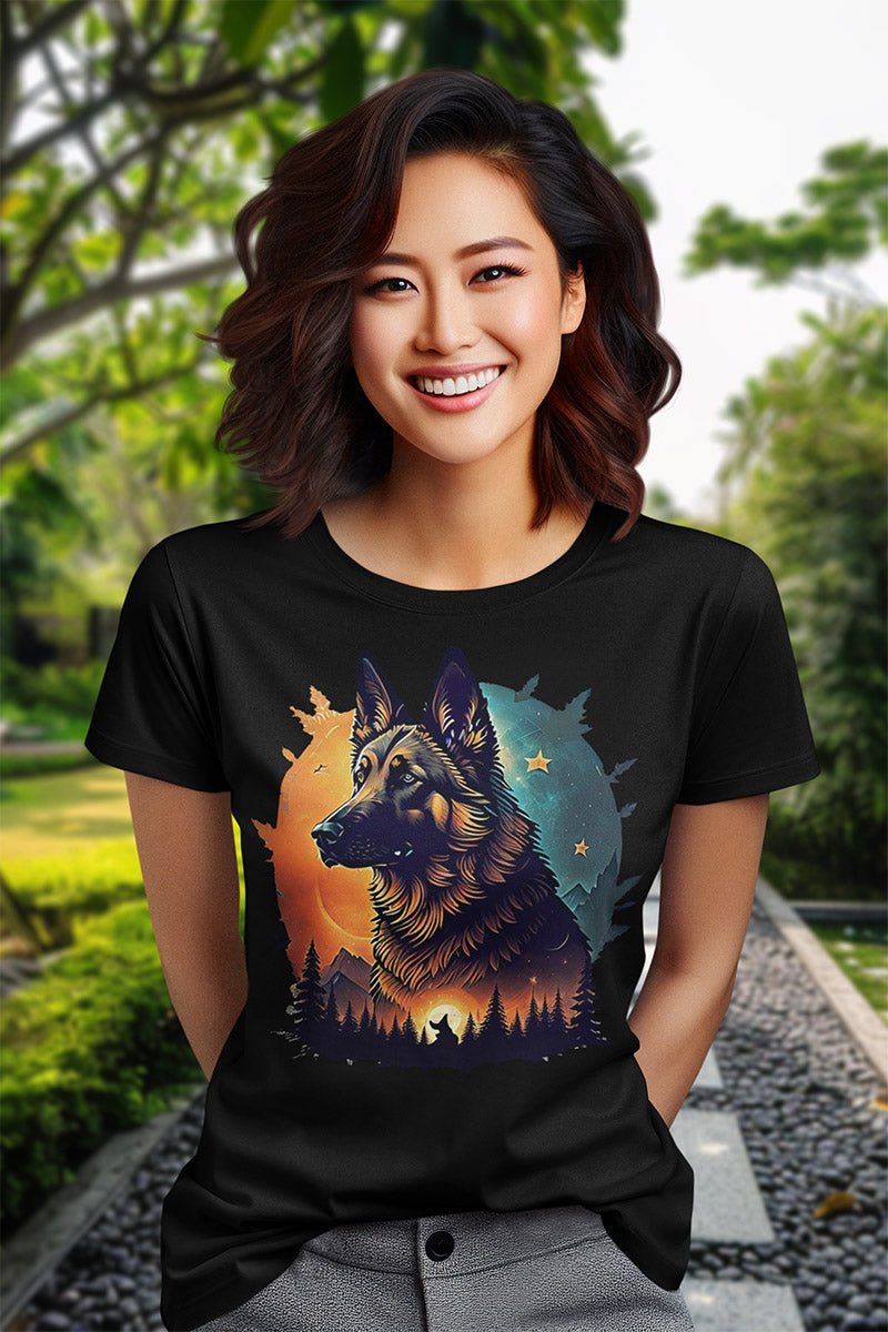 Lächelnde Frau im Unisex-Shirt mit Schäferhund-Motiv, darunter Tannen und eine kleine Hundefigur