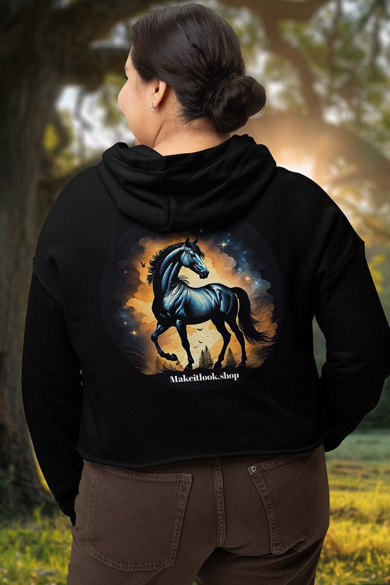 Hoodie „Celestial Equine Majesty“: ein schwarzes Pferd vor einem nächtlichen Sternenhimmel, Ansicht 2