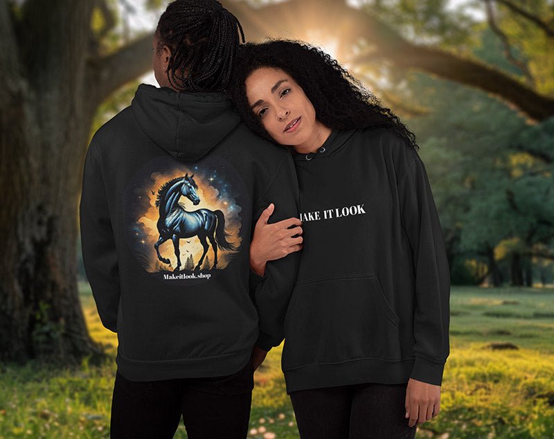Hoodie „Celestial Equine Majesty“: ein schwarzes Pferd vor einem nächtlichen Sternenhimmel, Ansicht 4