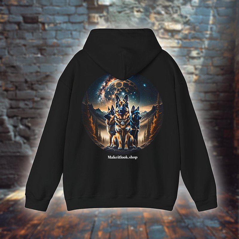 Hunde Hoodie „Cosmic Watchdogs“ in Schwarz, Rückseite mit drei Schäferhunden vor großem Mond und Milchstraße