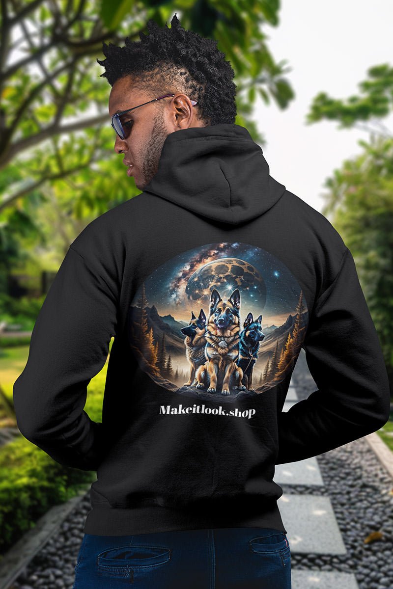 Mann mit Sonnenbrille, Rückenansicht des Unisex-Hoodies mit Schäferhund-Trio unter dem Mond