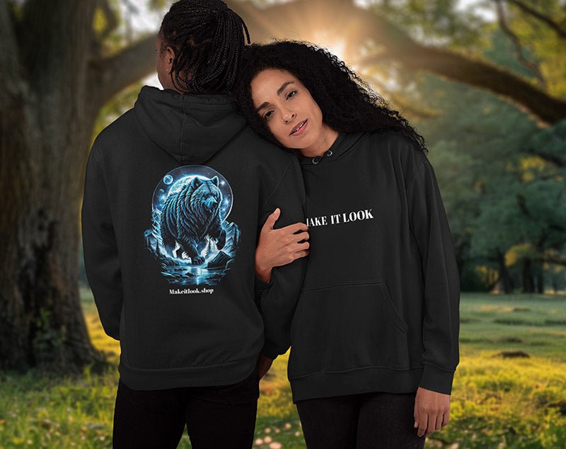 Schwarzer Unisex-Hoodie „Deep Blue Grizzly“ mit einem blauen Grizzlybären unter Mond und Sternen, Bild 4
