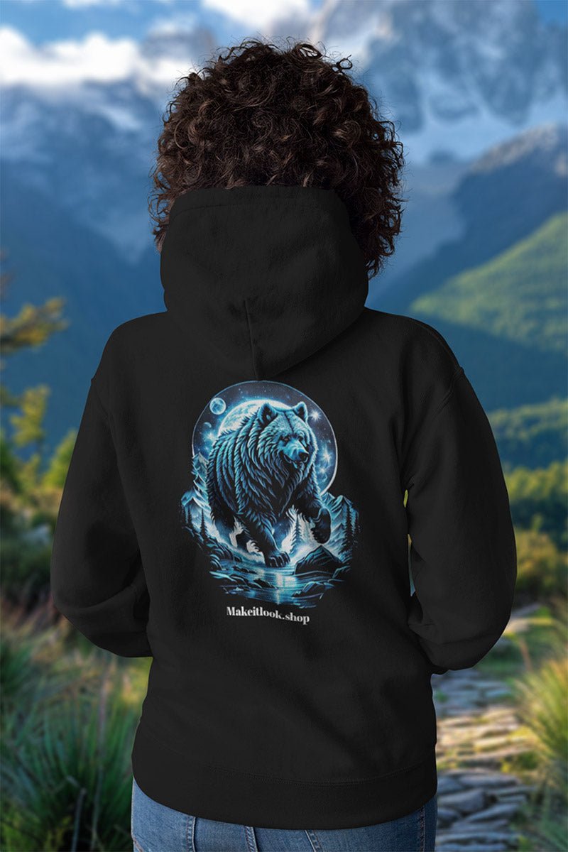 Schwarzer Unisex-Hoodie „Deep Blue Grizzly“ mit einem blauen Grizzlybären unter Mond und Sternen, Bild 2