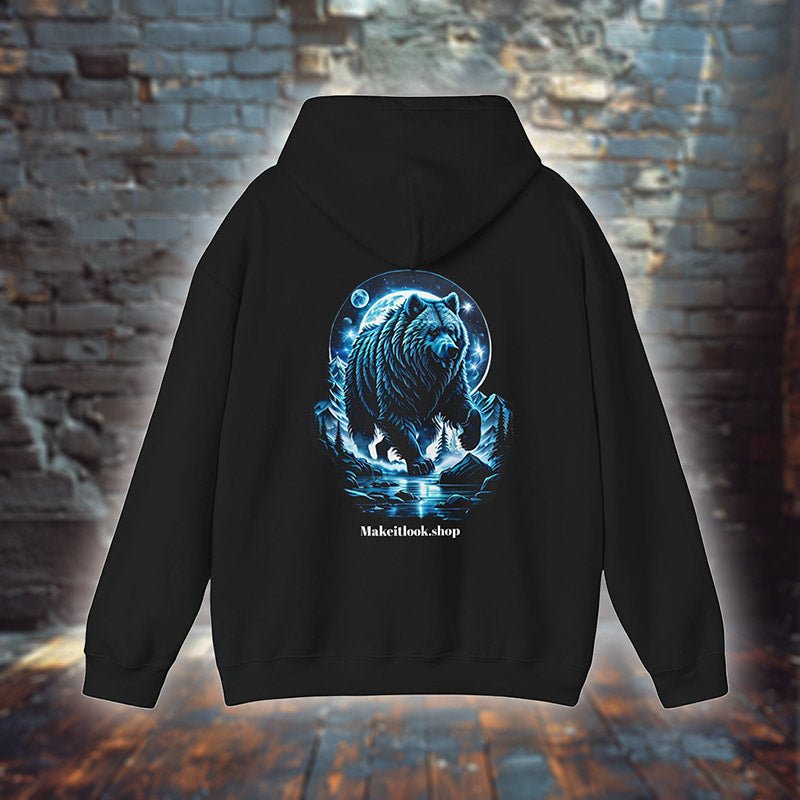 Schwarzer Unisex-Hoodie „Deep Blue Grizzly“ mit einem blauen Grizzlybären unter Mond und Sternen, Bild 1