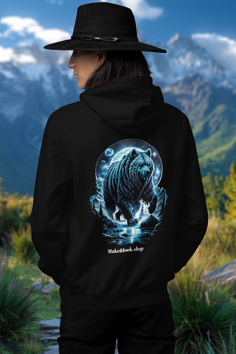 Schwarzer Unisex-Hoodie „Deep Blue Grizzly“ mit einem blauen Grizzlybären unter Mond und Sternen, Bild 3