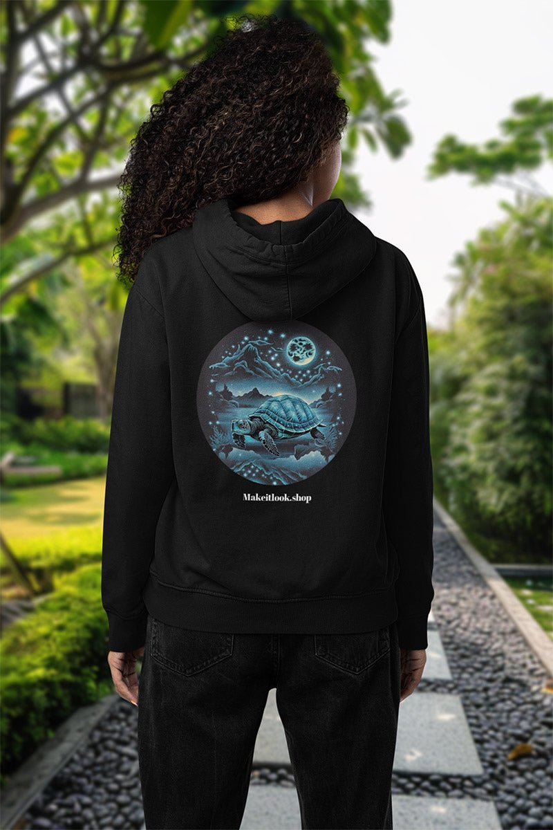 Hoodie „Dreamscape Azure Turtle“: eine azurblaue Schildkröte im sternübersäten Himmel, Ansicht 3