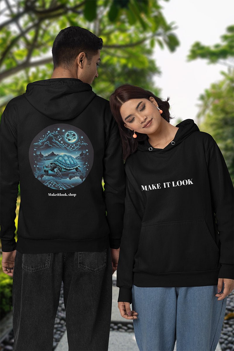 Hoodie „Dreamscape Azure Turtle“: eine azurblaue Schildkröte im sternübersäten Himmel, Ansicht 4