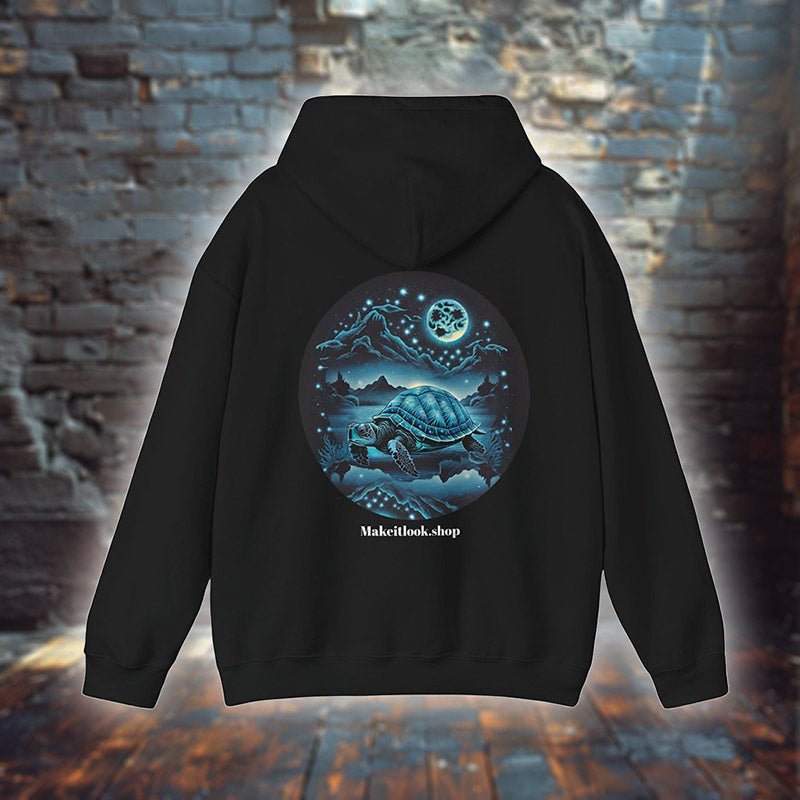 Hoodie „Dreamscape Azure Turtle“ mit Motiv: eine azurblaue Schildkröte im sternübersäten Himmel, Farbe Schwarz