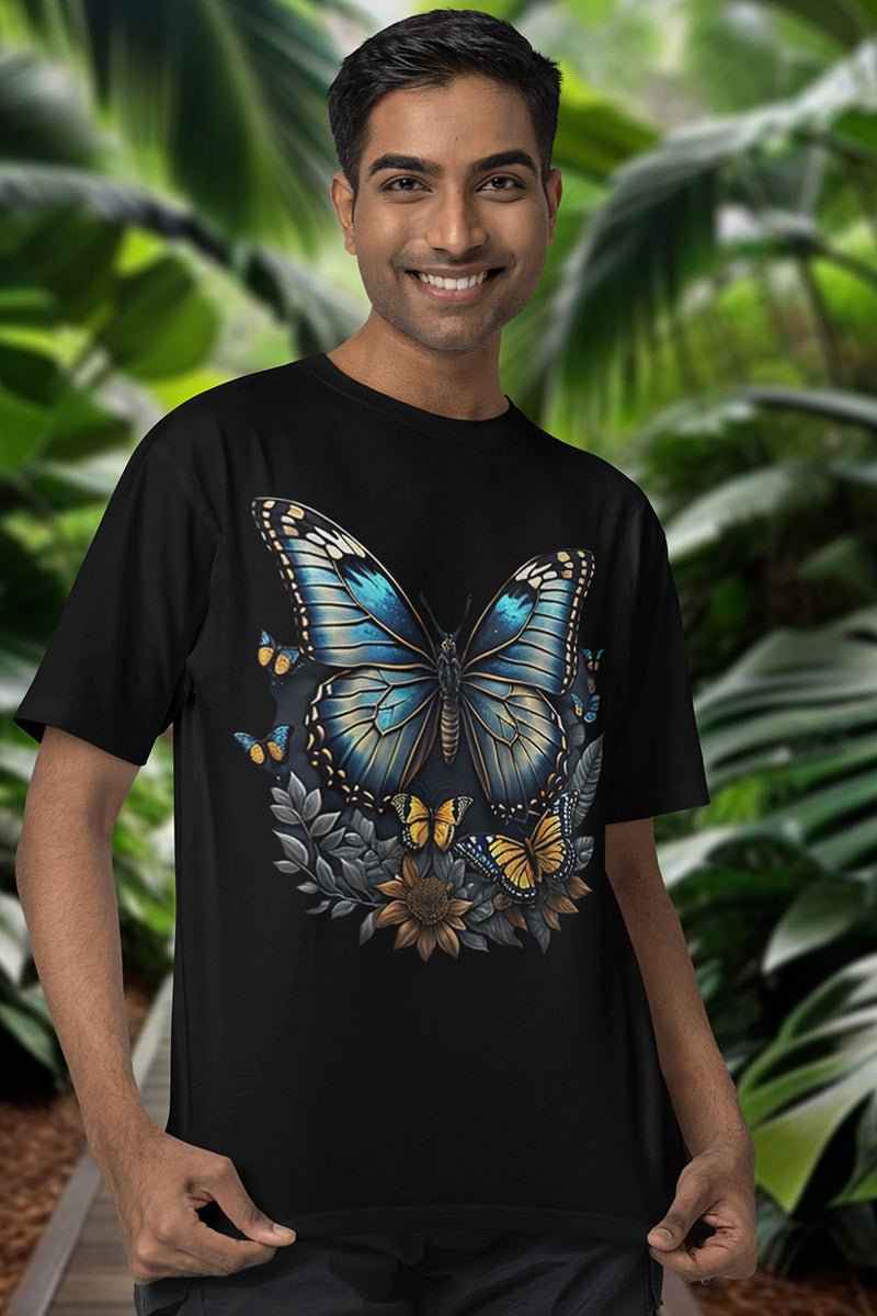 Mann mit Händen in den Taschen im Shirt „Evening Serenade“ mit großem blauem Falter vor Palmen