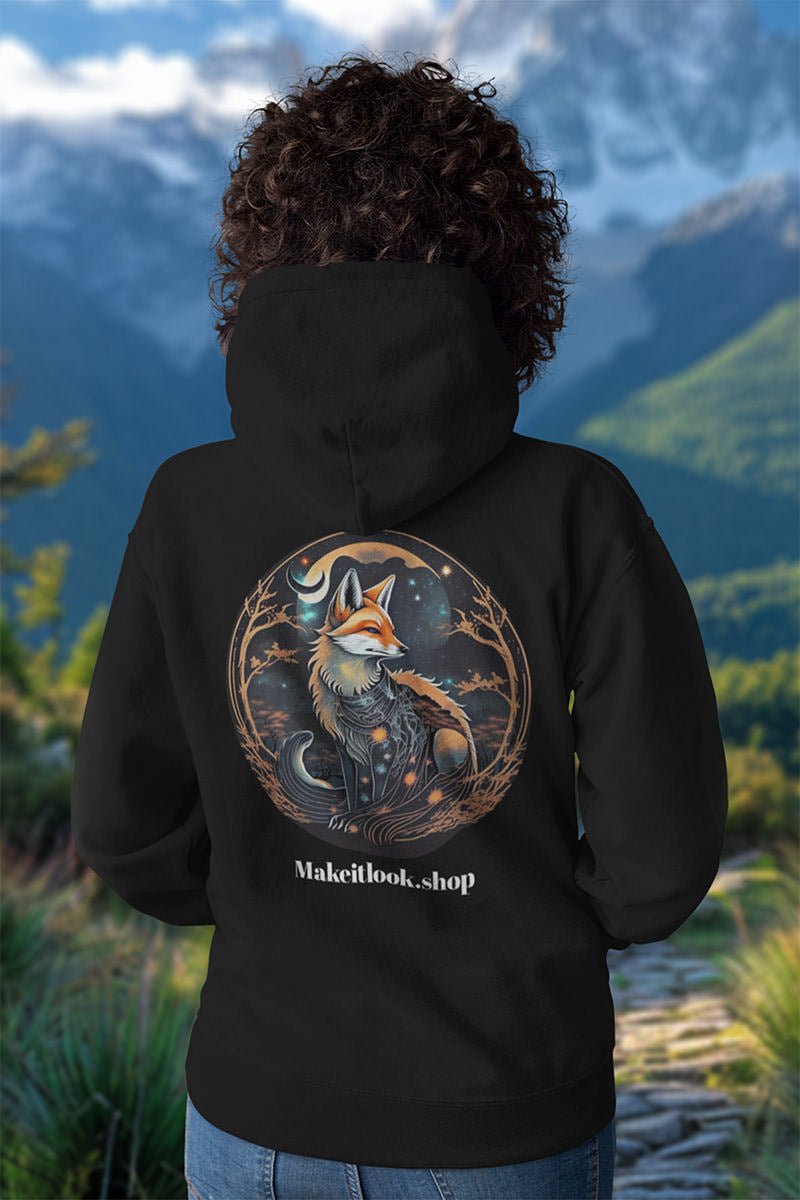 Schwarzer Unisex-Hoodie „Foxwoods Lunar Guardian“ mit einem Fuchs mit Sternenmuster unter Mond im Wald, Bild 3