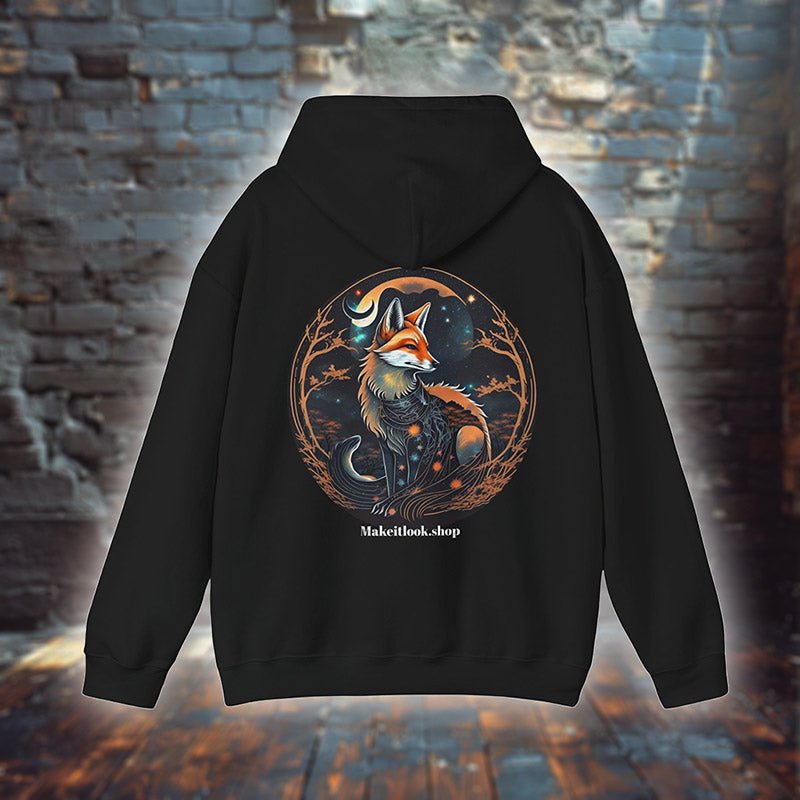 Schwarzer Unisex-Hoodie „Foxwoods Lunar Guardian“ mit einem Fuchs mit Sternenmuster unter Mond im Wald, Bild 1