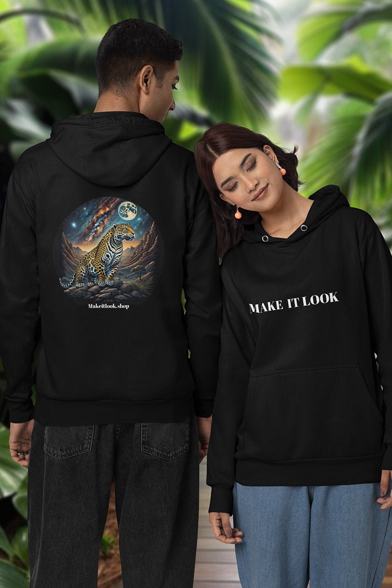Hoodie „Galactic Jaguar Savanna“: ein Jaguar vor Sternenhimmel und Savannenlandschaft, Ansicht 4