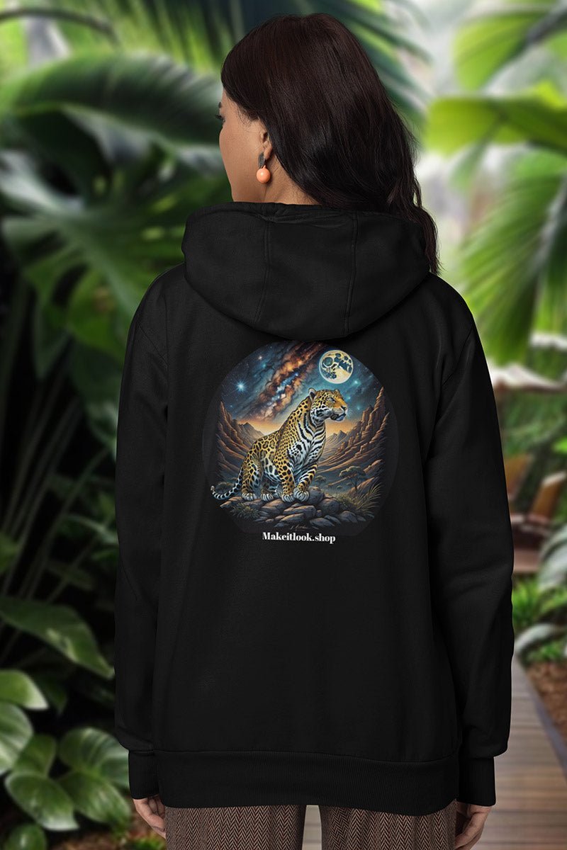Hoodie „Galactic Jaguar Savanna“: ein Jaguar vor Sternenhimmel und Savannenlandschaft, Ansicht 3