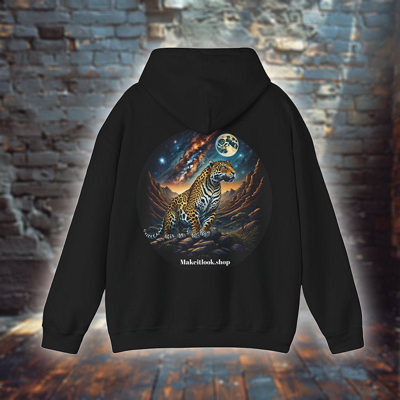 Hoodie „Galactic Jaguar Savanna“ mit Motiv: ein Jaguar vor Sternenhimmel und Savannenlandschaft, Farbe Schwarz