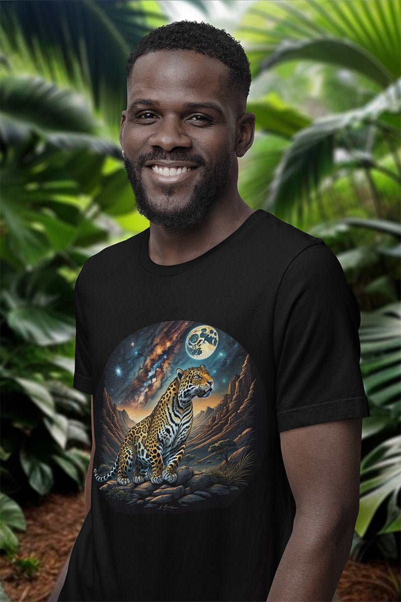 Lächelnder Mann mit Bart trägt das Unisex-Shirt „Galactic Jaguar Savanna“ vor grünen Pflanzen