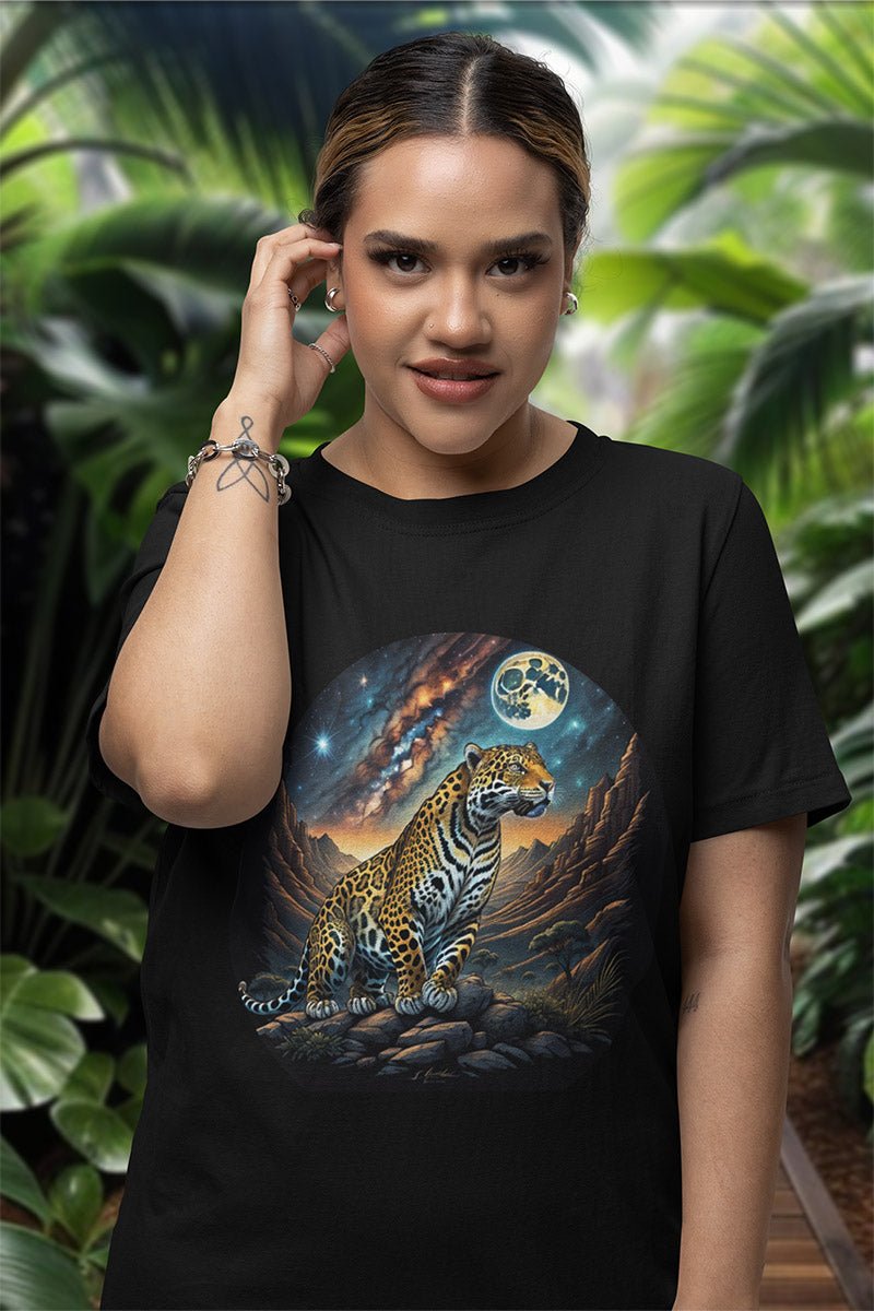 Frau mit Hand am Ohr trägt das schwarze Shirt „Galactic Jaguar Savanna“ mit Milchstraße und Mond