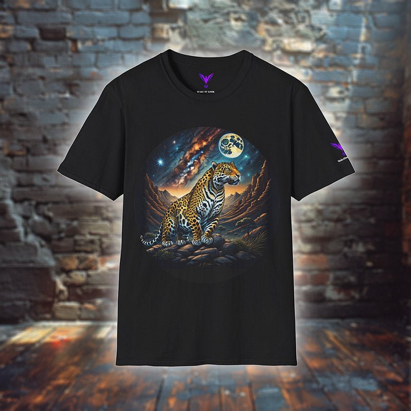 Jaguar T-Shirt „Galactic Jaguar Savanna“ in Schwarz, Vorderansicht mit Jaguar auf Felsen unter Mond