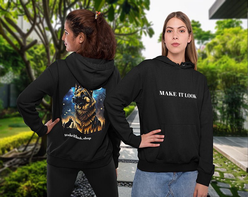 Zwei Frauen im Hoodie, links die Rückseite mit Schäferhund-Motiv, rechts die Vorderseite mit Schriftzug