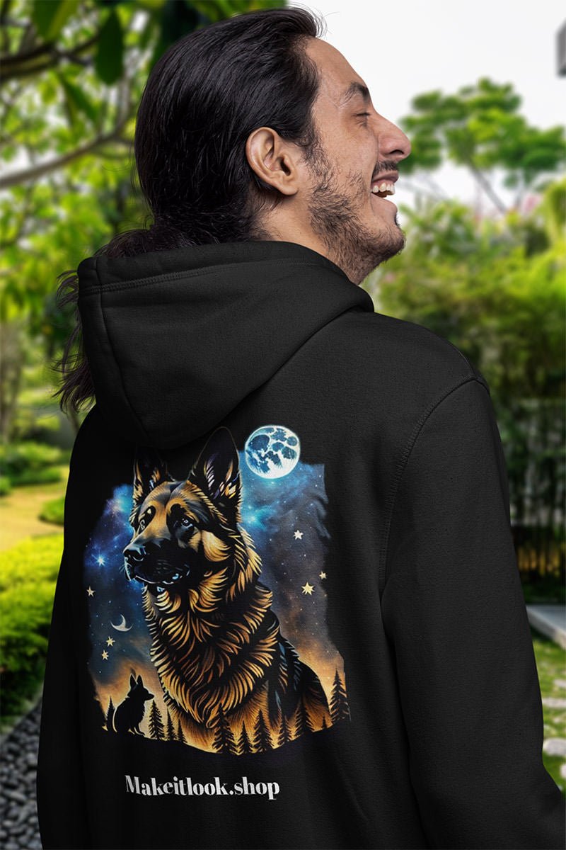 Lachender Mann von hinten im Hoodie, großer Schäferhund-Druck mit Sternen, Mondsicheln und Tannen