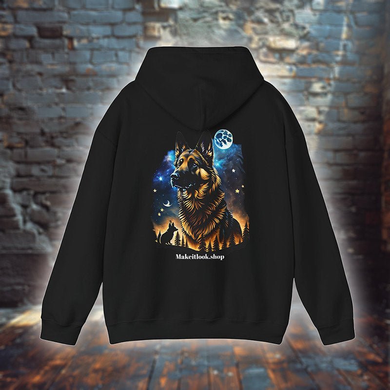 Hunde Hoodie „Galactic Watchful Guardians“ in Schwarz, Rückseite mit Schäferhund unter blauem Vollmond