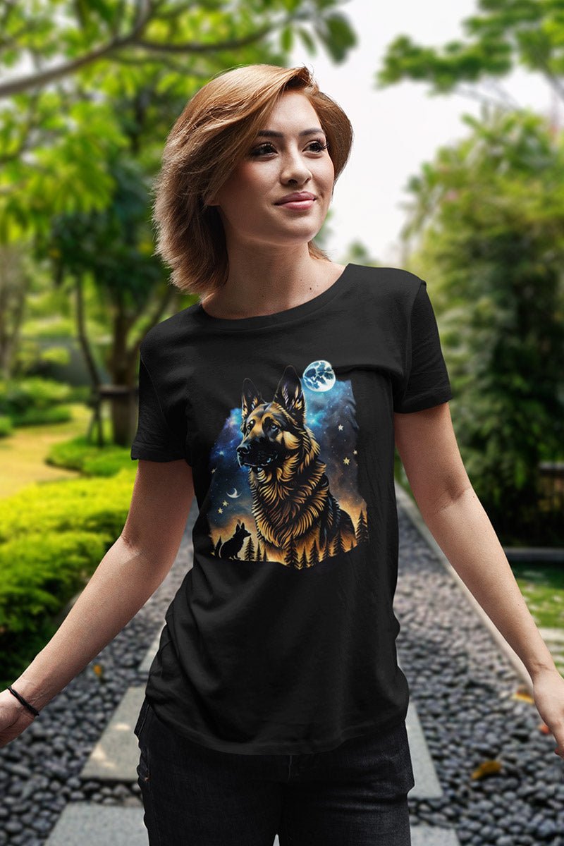 Frau mit kurzen Haaren im Unisex-Shirt, Schäferhund-Motiv mit Vollmond und Tannen am unteren Rand
