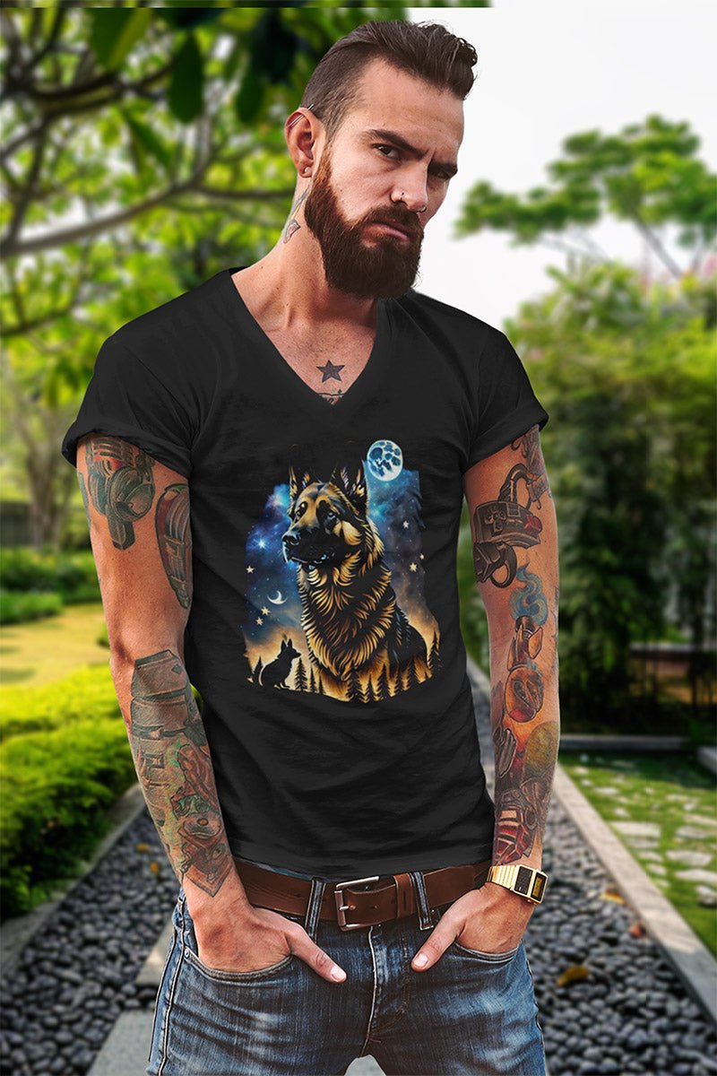 Mann mit Tattoos im schwarzen T-Shirt, Brustdruck mit wachsamem Schäferhund, Sternen und Mondsicheln