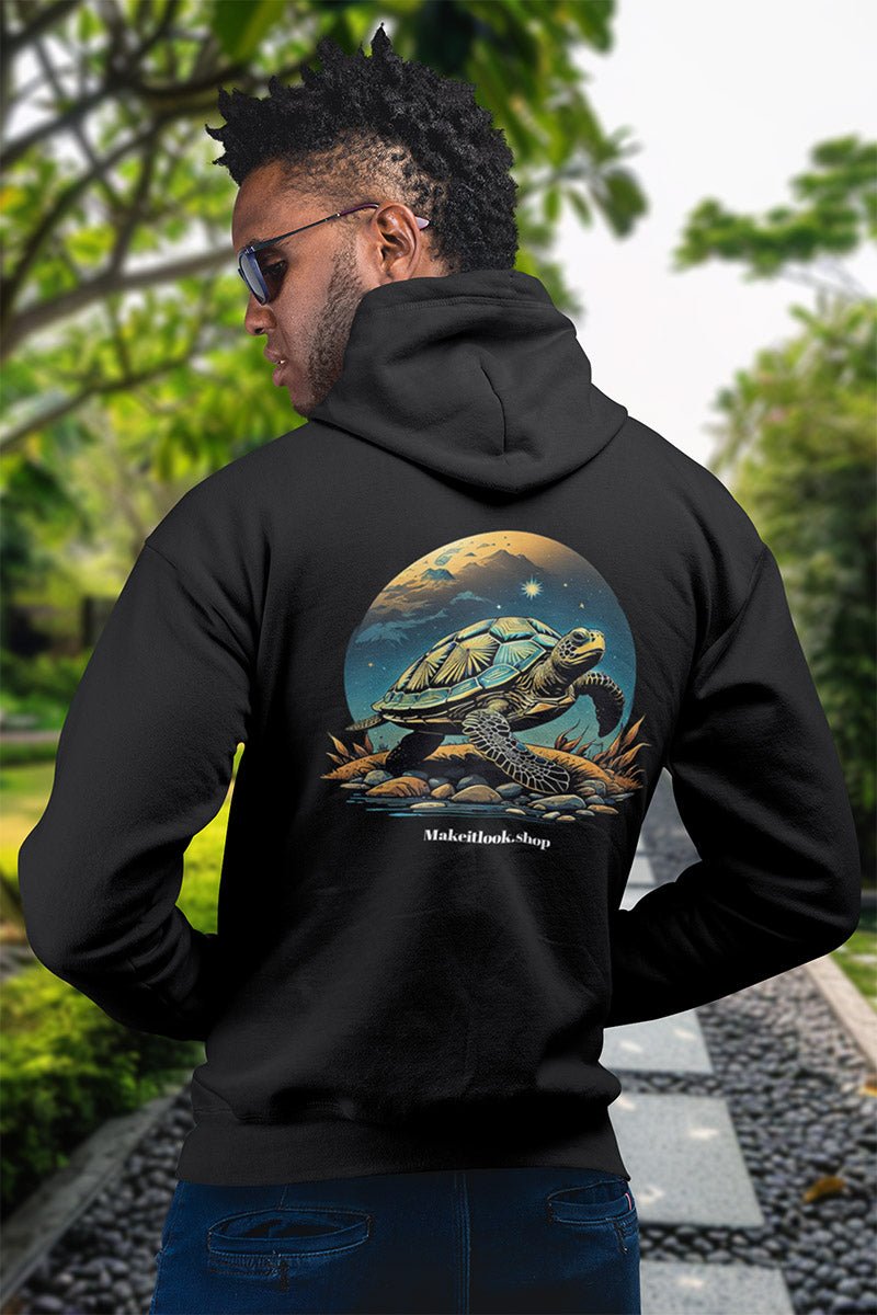 Hoodie „Galactic Wayfarer Tortoise“: eine Schildkröte vor leuchtendem Mond und Sternenhimmel, Ansicht 3