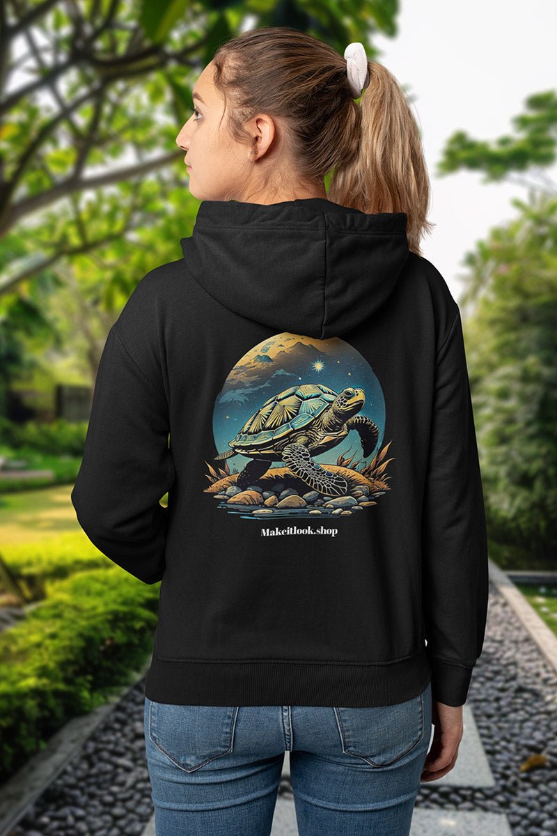 Hoodie „Galactic Wayfarer Tortoise“: eine Schildkröte vor leuchtendem Mond und Sternenhimmel, Ansicht 2